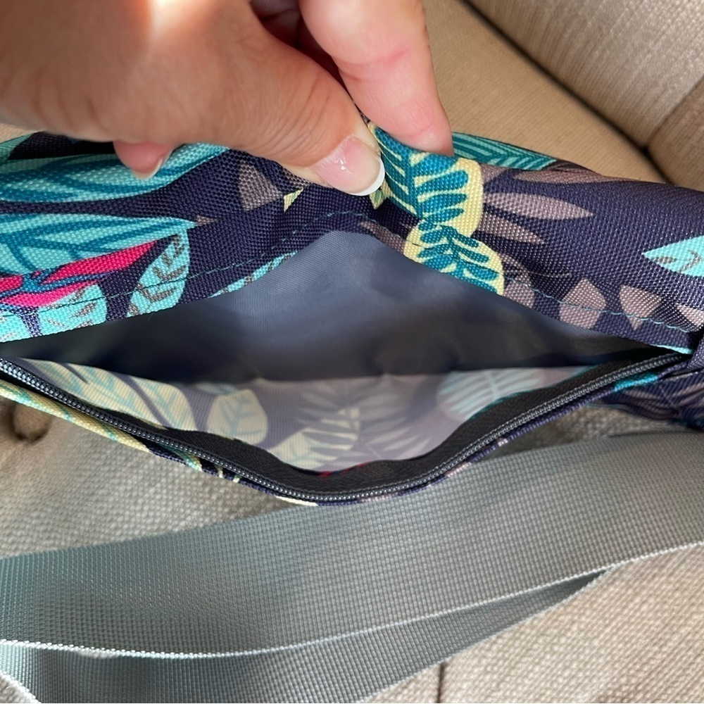 WATERFLY Lightweight Water Resistant Fanny Pack 1L Green - Picture 4 of 10